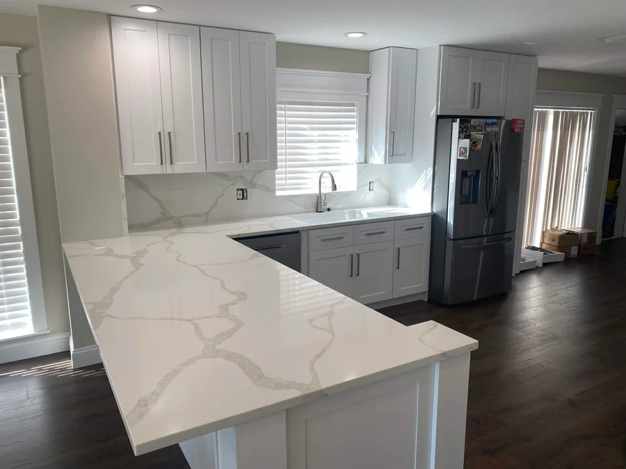 White kitchen cabinets and veined countertops